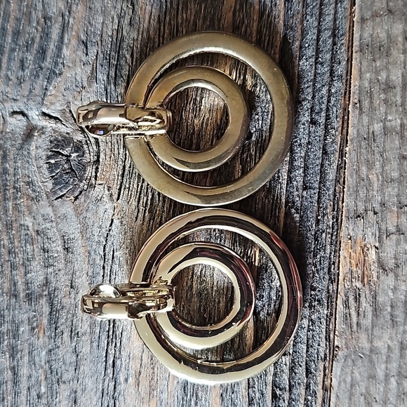 Set of 2 Fashion Clip On Earrings - Picture 6 of 7